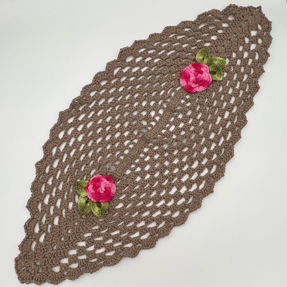 Vintage Crocheted Table Runner Tan w/ Red/Pink Roses & Green Leaves 34.5 X 16.5